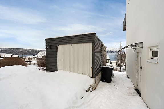 Garasje på eiendommen. Mulighet for parkering av bil foran garasje