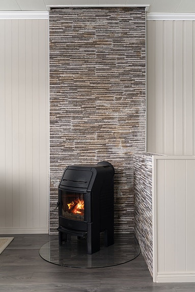 Boligen er utstyrt med både vedfyring og varmepumpe, noe som sørger for behagelig varme gjennom hele året