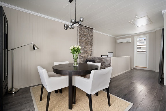 God planløsning noe som gjør det enkelt å møblere med både spisestuegruppe, sofa, mediemøblement og annet møblement