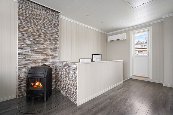 Fra stue er det også utgang til veranda hvor man kan nyte morgen- og formiddagssolen