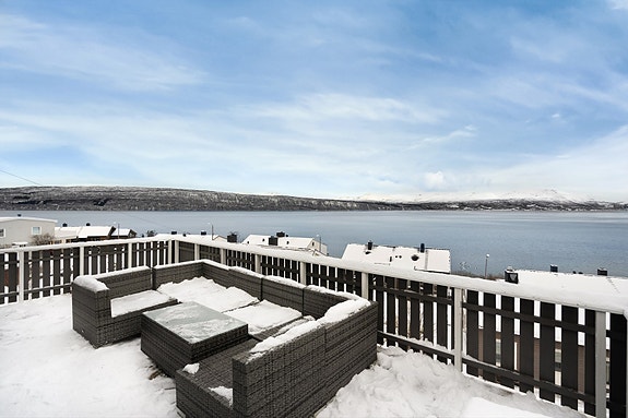 Fra stue er det adkomst til veranda, hvor solrike sommerdager kan nytes i disse rolige omgivelsene