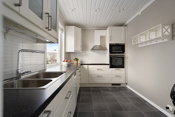 Praktisk separat kjøkken med profilerte fronter