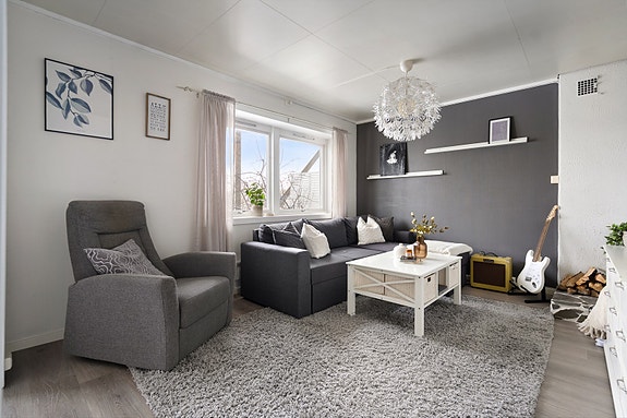 Stue i hybel har god plass til sofamøbler