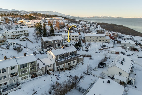 Eiendommen består av stor hage og garasje. Det er parkering i offentlig gate