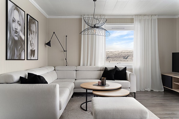 Trappeoppgangen leder opp til boligens 2.etasje, hvor stue og kjøkken er praktisk plassert