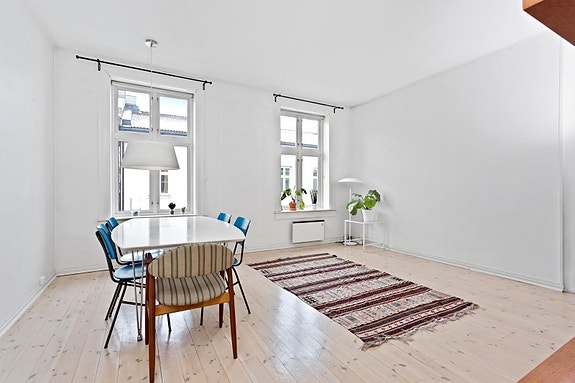 Stue med peisoven og store vinduer