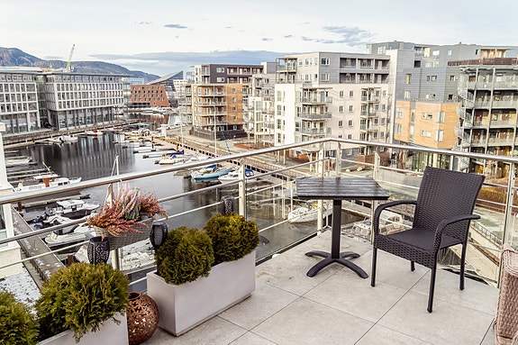 Stor endeleilighet i 6. etasje, vendt ut mot Rosenborgbassenget.