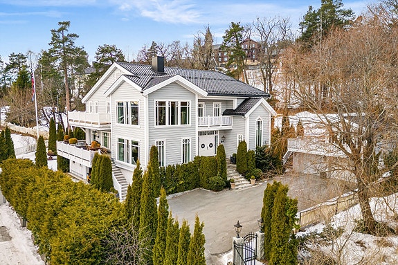 Velkommen til Holmenkollveien 122 presentert av Peter Björklund ved Nordvik Bygdøy Allé.