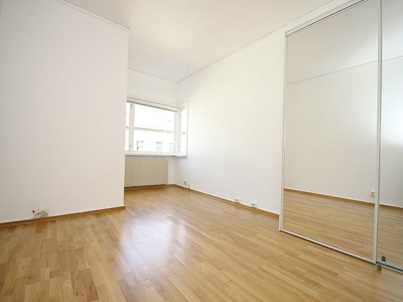 Stue / oppholdsrom med stort garderobeskap med speil og skyvedører