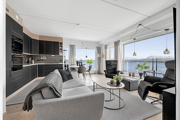 - Påkostet kjøkken fra HTH med slette moderne fronter og hvitevarer fra Siemens Studioline.