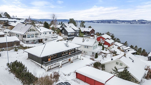 Velkommen til en romslig og innholdsrik enebolig med attraktiv og tilbaketrukket beliggenhet i et veletablert og barnevennlig boligområde på Bjørnemyr.