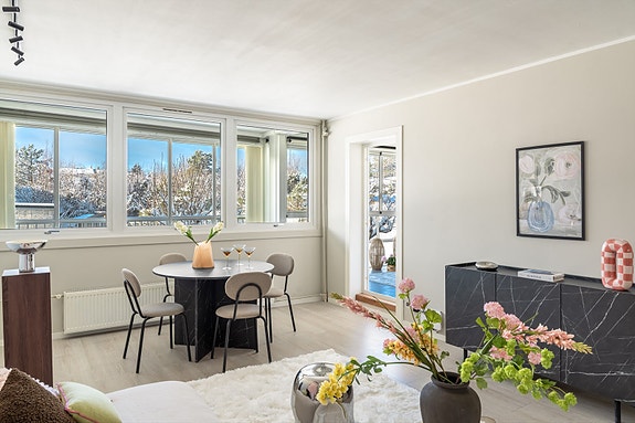 Velkommen til Hetlevikåsen! Presentert er en nyoppusset leilighet som fremstår som ny.