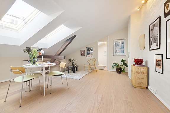 Velkommen til Hansteens gate 7 C - Her har vi gleden av å presentere en 2-roms loftsleilighet med en svært sentral beliggenhet på Frogner/Vika.