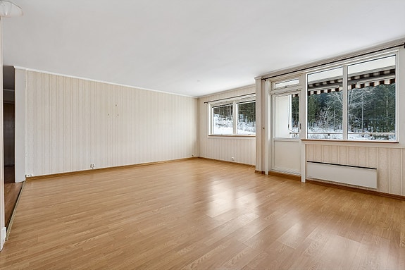 Stue med utsyn til grøntområder