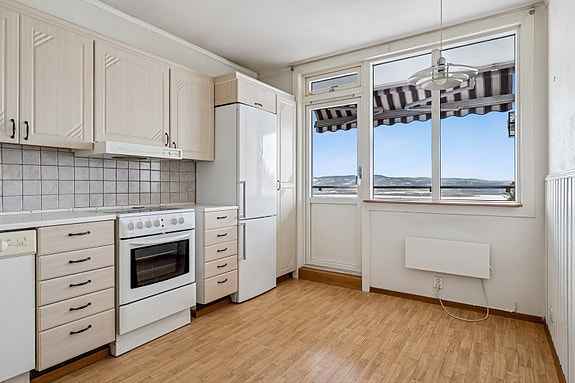 Kjøkken med utgang til balkong