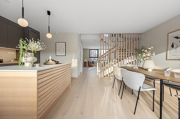 Eiendomsmegler MNEF Kristine Følkner ønsker velkommen til Ullveien 66, et nytt, lekkert rekkehus over tre plan. (Foto: Wlodek )