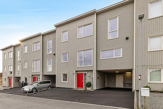 DNB Eiendom V/Meriton Gashi har gleden av å presentere Øvramarka 11 - Et innholdsrikt og tiltalende rekkehus fra 2016 med flott beliggenhet i naturskjønne omgivelser på Sviland.