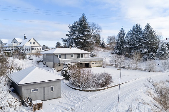 Aktiv Eiendomsmegling v/ Henriette Hagen og Jørn Tage Hereide har gleden av å presentere Bøtjørnvegen 130.