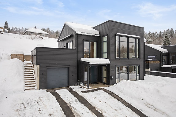 Eiendomsmegler Emilie Fredriksen v/EIE eiendomsmegling ønsker velkommen til Dalenveien 99A!