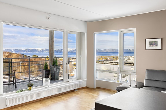 EiendomsMegler1 v/ Kristian Sundland presenterer her en stor og lekker selveier med panorama utsikt mot Strindfjorden. Foto: Nonstad foto v/ Julian Nonstad