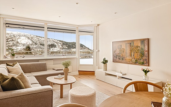 Flott og moderne 3-roms endeleilighet med svært sentral beliggenhet og heis i bygget. Stor solrik vinterhage med fantastisk utsikt! Leiligheten ble renovert i 2020 og fremstår som innflyttingsklar. Her kan du flytte rett inn og trives fra første dag!