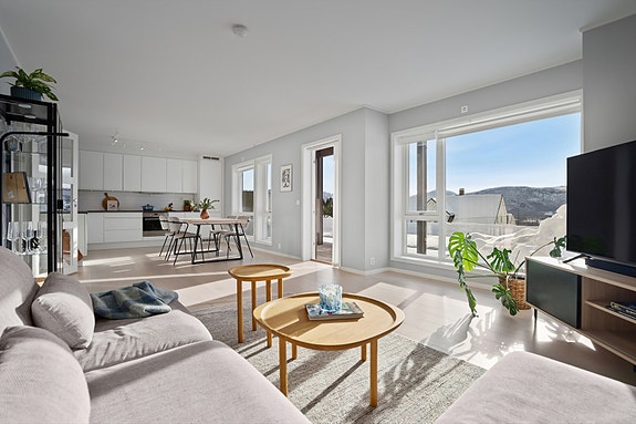 Velkommen til Dalefaret 15A - En lys og pen 3-roms selveier bolig med stor sydvendt terrasse og garasjeplass med tilhørende bod. Presentert av Eiendomsmegler Bendik Joten Tangen v/DNB Eiendom.