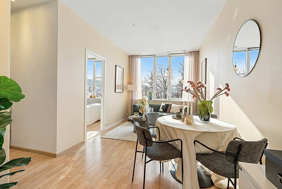 Pen, hyggelig og arealeffektiv 2-roms leilighet med felles takterrasse. Vakkert utsyn mot grønne parkområder