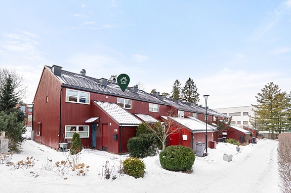 Velkommen til Lindbäckveien 49B - Pent og innholdsrikt rekkehus | Solrikt | Terrasser og hage | Parkering | Barnevennlig