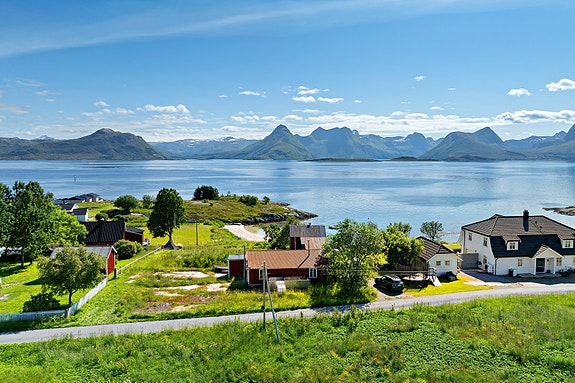 Indre Kvarøy. Boligtomt med eldre lagerbygg i et sentralt og etablert boligfelt med nydelige utsynsforhold.