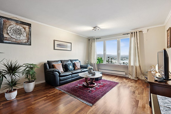 Store vindusflater slipper inn rikelig med dagslys og gir fri utsikt mot nærområdet.