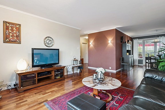 Åpen og luftig romfølelse som inviterer til sosialt samvær.