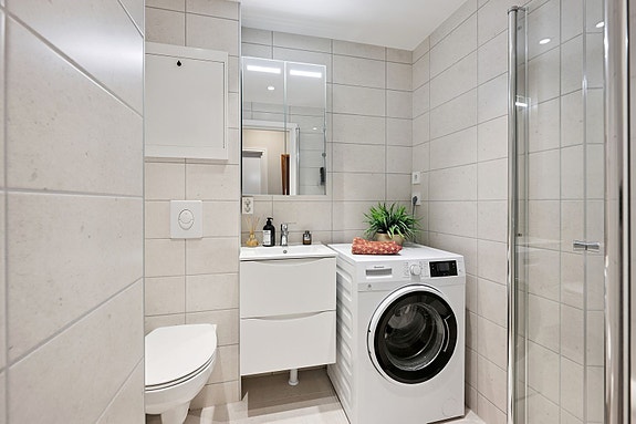 Delikat baderom (2024) med moderne fliser og innredning.