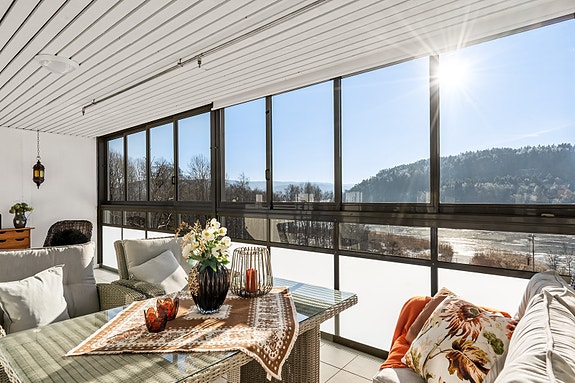 Velkommen til Refneveien 40A - Den store, innglassede balkongen på 18 m² er sørvendt og har utsikt mot fjorden.