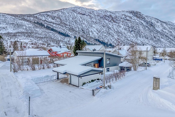Velkommen til Neset 1! Arkitekttegnet og innholdsrik enebolig med garasje, carport og lysthus. Fotograf: Kalle Punsvik