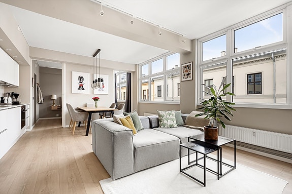 Kasper Hillås har gleden av å presentere Wessels gate 8! Foto: Martine Eren Jacobsen.