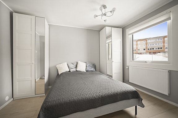 Romslig hovedsoverom med plass til dobbeltseng