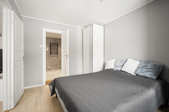 Hovedsoverom med god plass til garderobeløsning og privat inngang til badet.