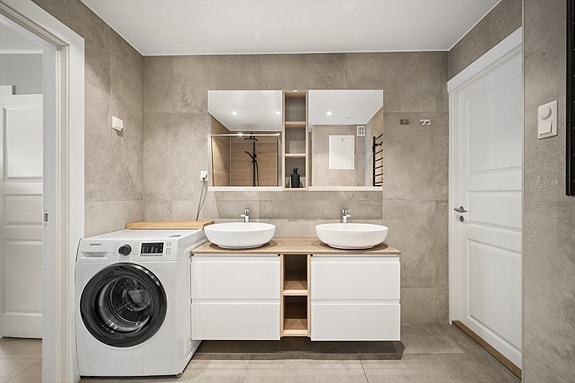 Eksklusivt preg med dobbel servant og god oppbevaringsplass.