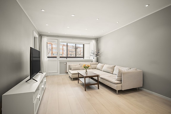 Romslig og lys stue med svært gode møbleringsmuligheter.