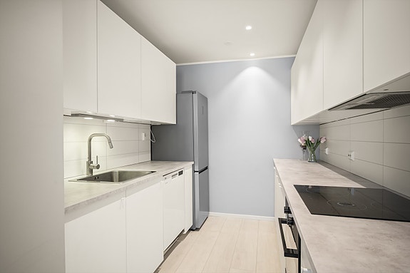 Moderne kjøkken med rikelig skap- og benkeplass.