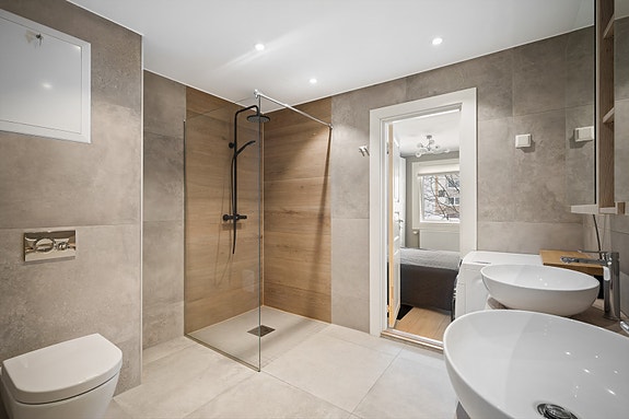 Stilrent bad (2021) som er lett å holde ved like.