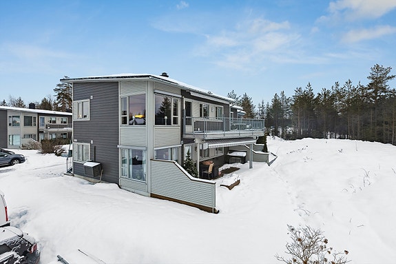 Eiendommen har en fin beliggenhet i et rolig og etablert boligområde.