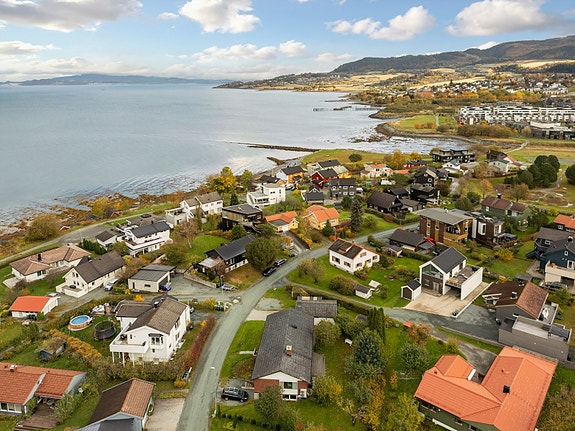 Heimdal Eiendomsmegling v/Henrik Midtøy har gleden av å presentere en flott boligtomt med attraktiv beliggenhet på populære Ranheim.