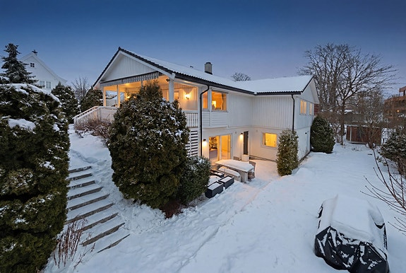 Velkommen til Volten 2C! En
innholdsrik og gjennomført enebolig over to plan sentralt beliggende på Bekkestua. Foto: Anders Kjøndal.