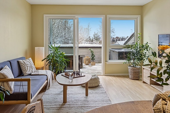 Velkommen. Stuen er et lyst og åpent rom med direkte utgang til en romslig terrasse på 11 m².