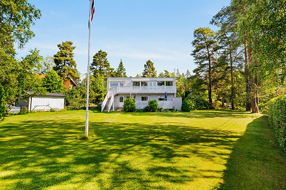 Velkommen til visning i Langmyrveien 15! En velholdt og særdeles lys bolig på en romslig og solrik tomt.