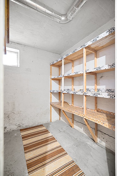 Leiligheten har to boder - en i kjeller og en på loft