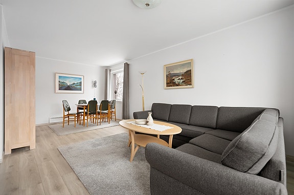 Stue gir god plass for både spisestuegruppe og sofa