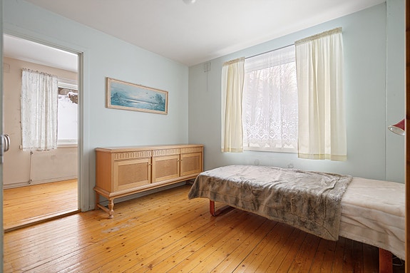 Soverom 2- godt med plass for soveromsmøbler og oppbevaring