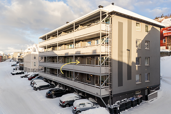 Leiligheten ligger i 2.etasje og på enden av bygget